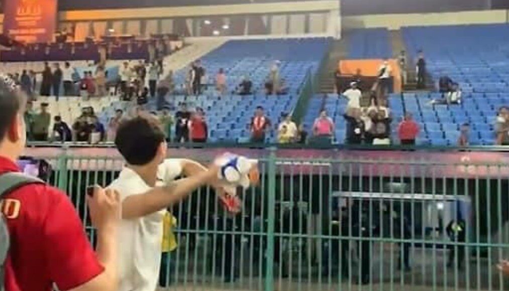 Khemdee ném huy chương SEA Games lên khán đài.