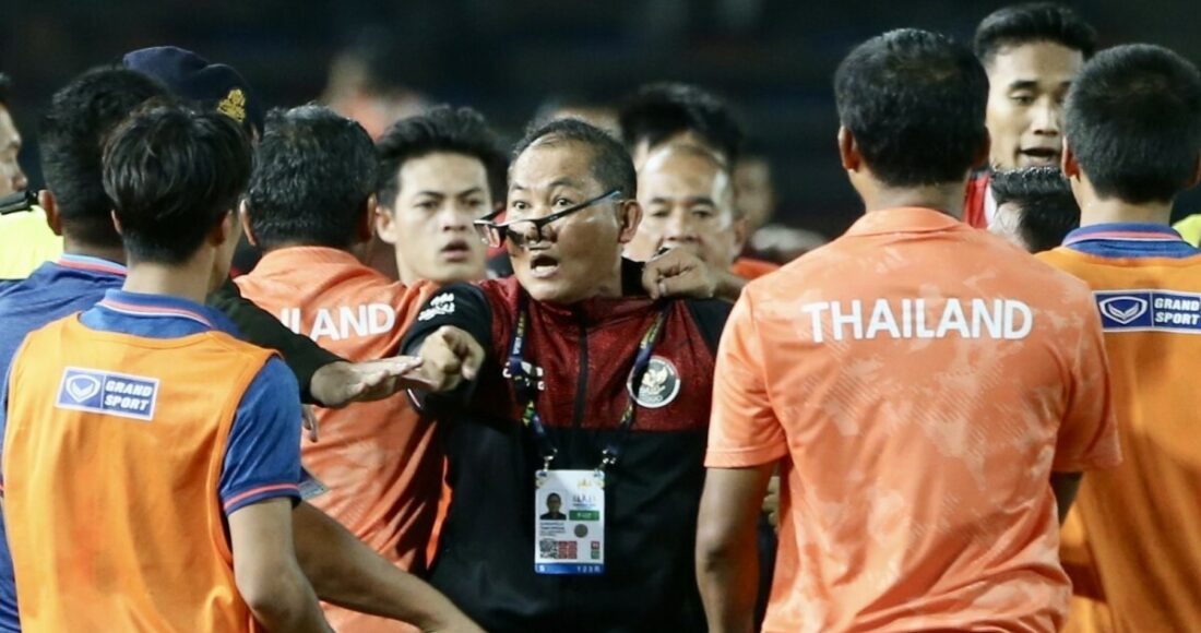 Ông Sumardji trong vụ hỗn chiến giữa Thái Lan và Indonesia ở chung kết SEA Games. Ảnh: Lâm Thỏa