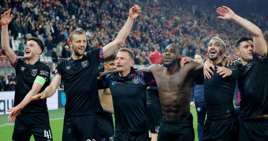 Cầu thủ West Ham chia vui với người hâm mộ sau chiến thắng. Ảnh: Reuters