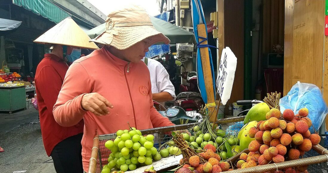 Vải bán trên xe đẩy trước chợ Xóm Mới (Gò Vấp). Ảnh: Hồng Châu