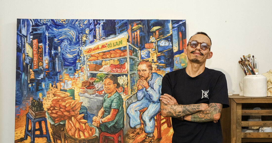 Trần Trung Lĩnh bên bức vẽ cảnh Van Gogh ăn bánh mỳ ở đường Bùi Viện. Ảnh: Nhân vật cung cấp