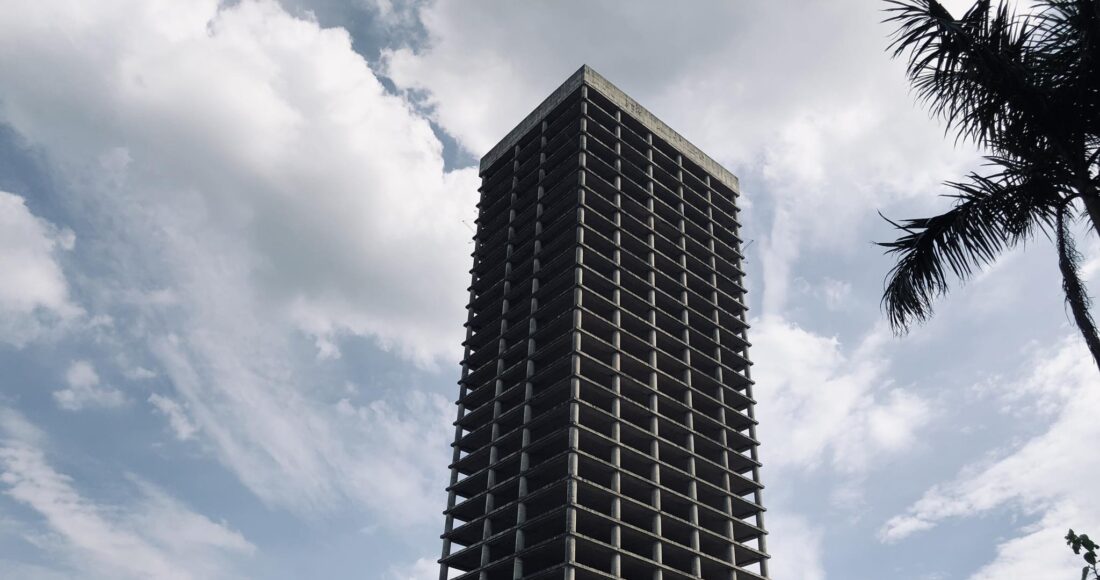 Tháp Vicem xây dựng dở dang sau đó bị đắp chiếu 8 năm qua. Ảnh: Ngọc Thành