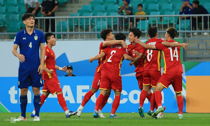 Cầu thủ Việt Nam (áo đỏ) mừng bàn vào lưới Thái Lan trong trận hoà 2-2 tại vòng bảng U23 châu Á ngày 2/6/2022 tại thành phố Taskent, Uzbekistan. Ảnh: Lâm Thoả