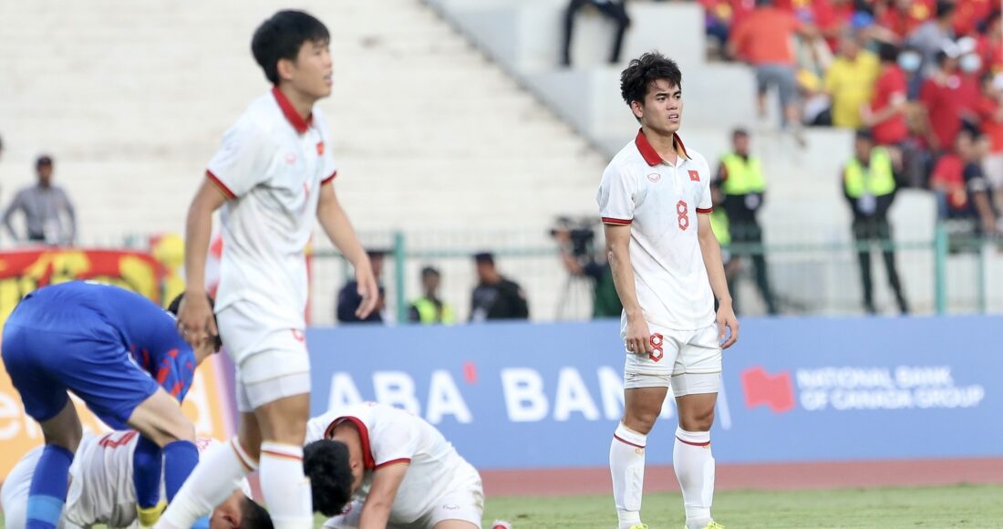 Cầu thủ Việt Nam trong trận thua Indonesia 2-3 tại bán kết SEA Games 32 trên sân Olympic ở Phnom Penh, Campuchia chiều 13/5/2023. Ảnh: Hiếu Lương