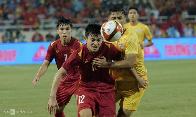 Lê Văn Đô (trái) và Phan Tuấn Tài trong trận thắng Thái Lan 1-0 tại chung kết SEA Games 31 trên sân Mỹ Đình, Hà Nội tối 22/5/2022. Ảnh: Ngọc Thành