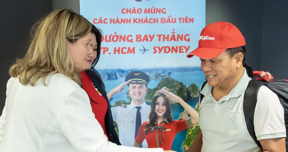 Một trong những hành khách đầu tiên bay thẳng từ TP HCM đến Sydney (Australia). Ảnh: Nguyễn Quang