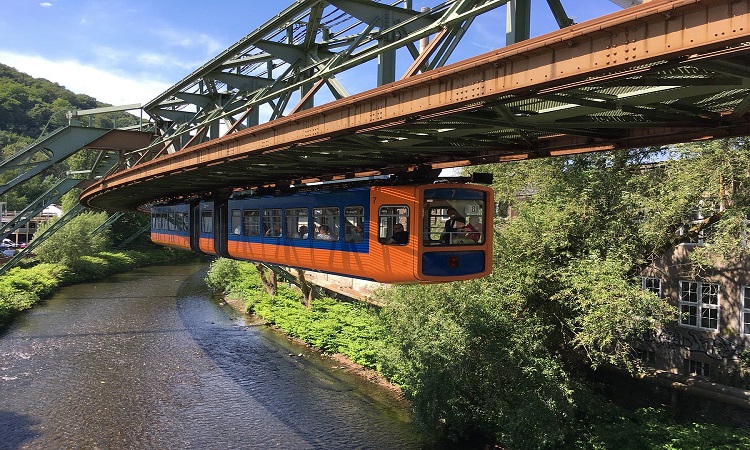 Đường tàu Schwebebahn chạy qua nhiều cảnh đẹp ở thành phố Wuppertal. Ảnh: Wikipedia