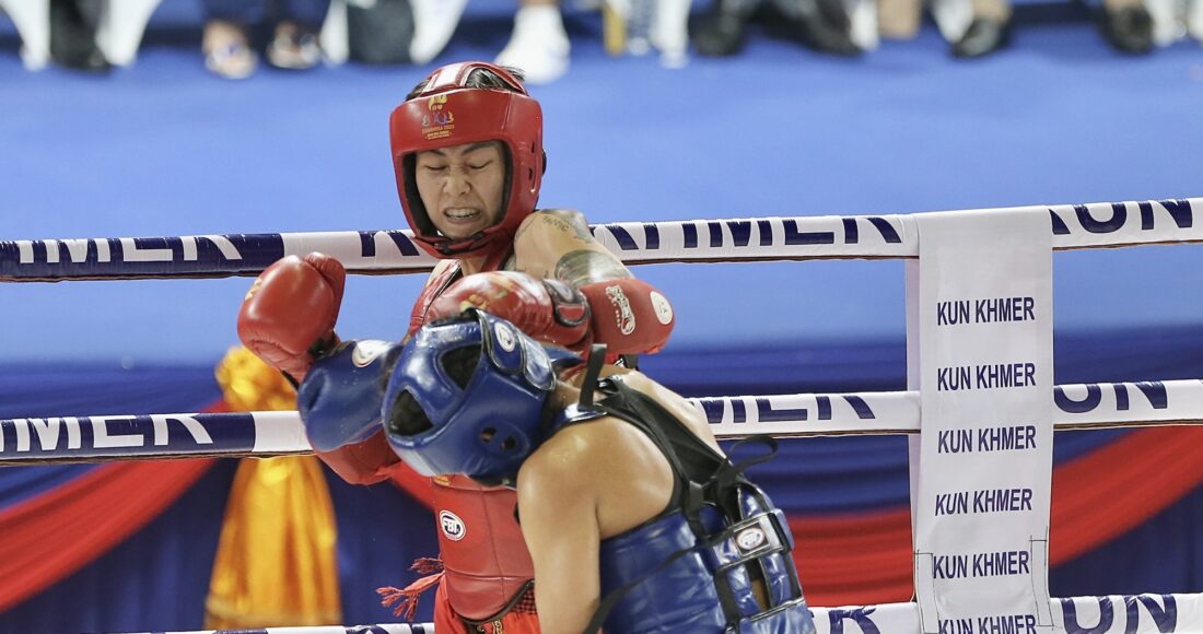 Bùi Yến Ly (đỏ) đánh áp đảo võ sĩ chủ nhà ở hạng dưới 57kg võ Khmer SEA Games 32. Ảnh: Hiếu Lương