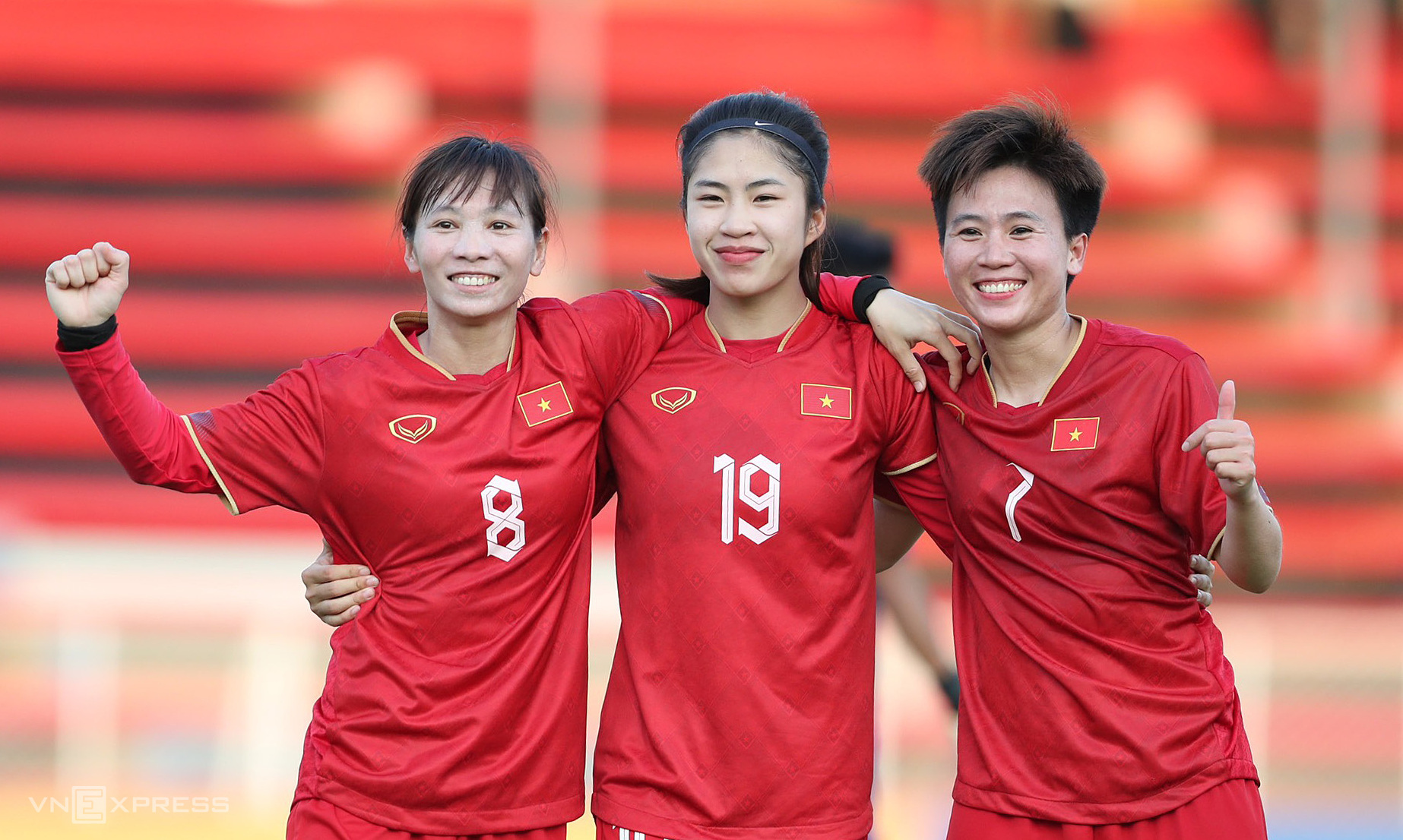 Thanh Nhã (đứng giữa) cùng các đồng đội sau chiến thắng 3-1 trước Myanmar tại bảng A. Ảnh: Đức Đồng - Lâm Thỏa