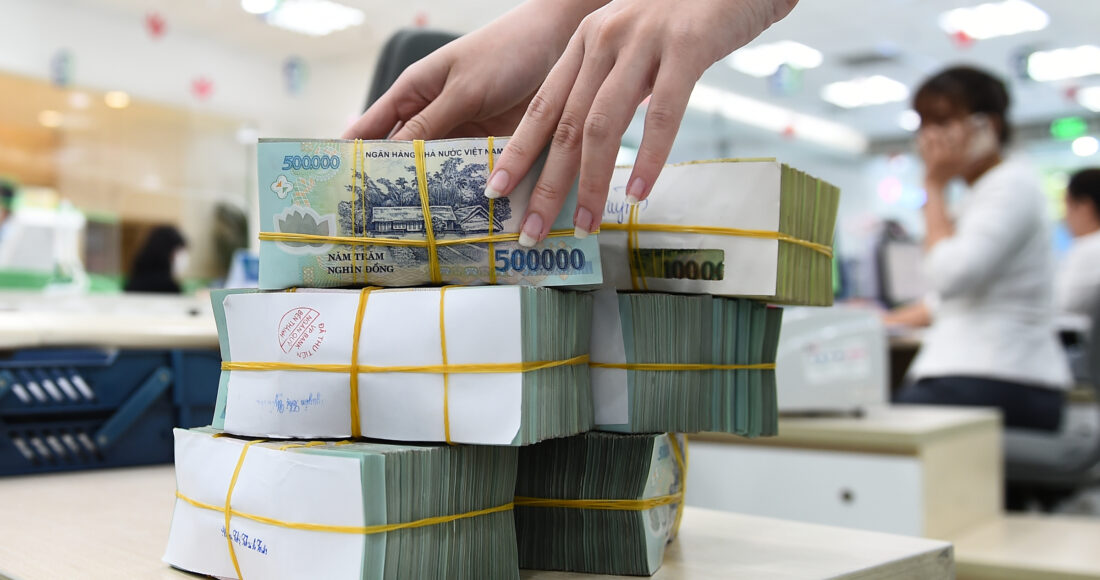 Giao dịch tại một ngân hàng cổ phần có trụ sở Hà Hà Nội sáng 14/11/2022. Ảnh: Thanh Tùng
