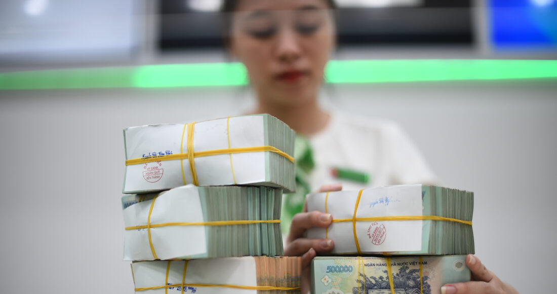 Giao dịch tại một ngân hàng cổ phần có trụ sở ở Hà Nội, sáng 14/11/2022. Ảnh: Thanh Tùng
