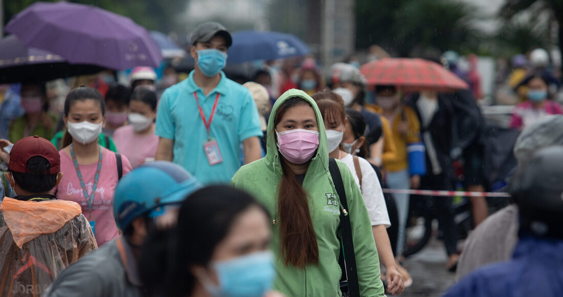 Công nhân Pou Yuen tan ca hồi giữa tháng 10/2021. Ảnh: Thành Nguyễn
