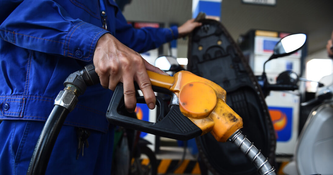 Nhân viên một cây xăng tại TP Thủ Đức (TP HCM) bơm nhiên liệu cho khách hàng, tháng 11/2022. Ảnh: Thanh Tùng