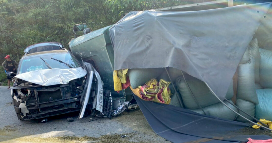 Xe tải lật khiến tài xế ôtô con không kịp xử lý đã tông trúng. Ảnh: Hoài Thanh