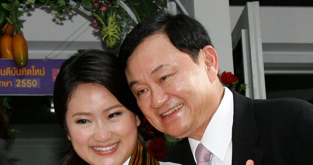 Cựu thủ tướng Thái Lan Thaksin Shinawatra và con gái Paetongtarn Shinawatra trong ngày cô tốt nghiệp năm 2008. Ảnh: Reuters