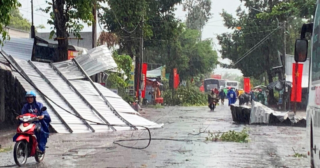 Một mái tôn nhà dân bị lốc cuốn văng xa hàng chục mét, rơi xuống đường giao thông. Ảnh: Nam An