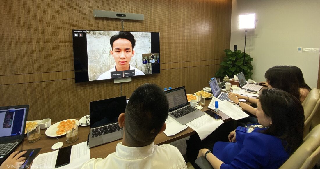 Tác giả Đinh Văn Trung thuyết trình online trước hội đồng giám khảo cuộc thi. Ảnh: NQ