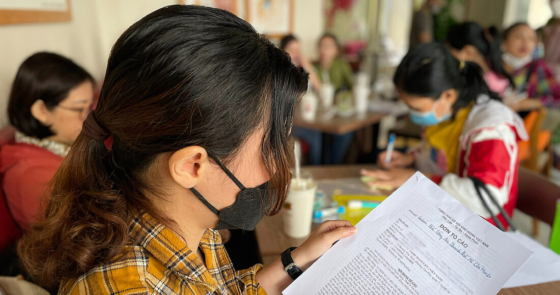 Khách hàng từng nộp đơn tố cáo Manulife và SCB lên Bộ Công an. Ảnh: Quỳnh Trang