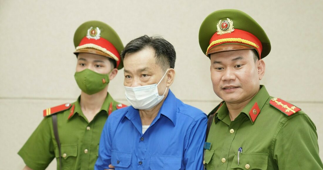 Cựu chủ tịch Bình Thuận Nguyễn Ngọc Hai ra tòa sáng 10/5. Ảnh: Danh Lam