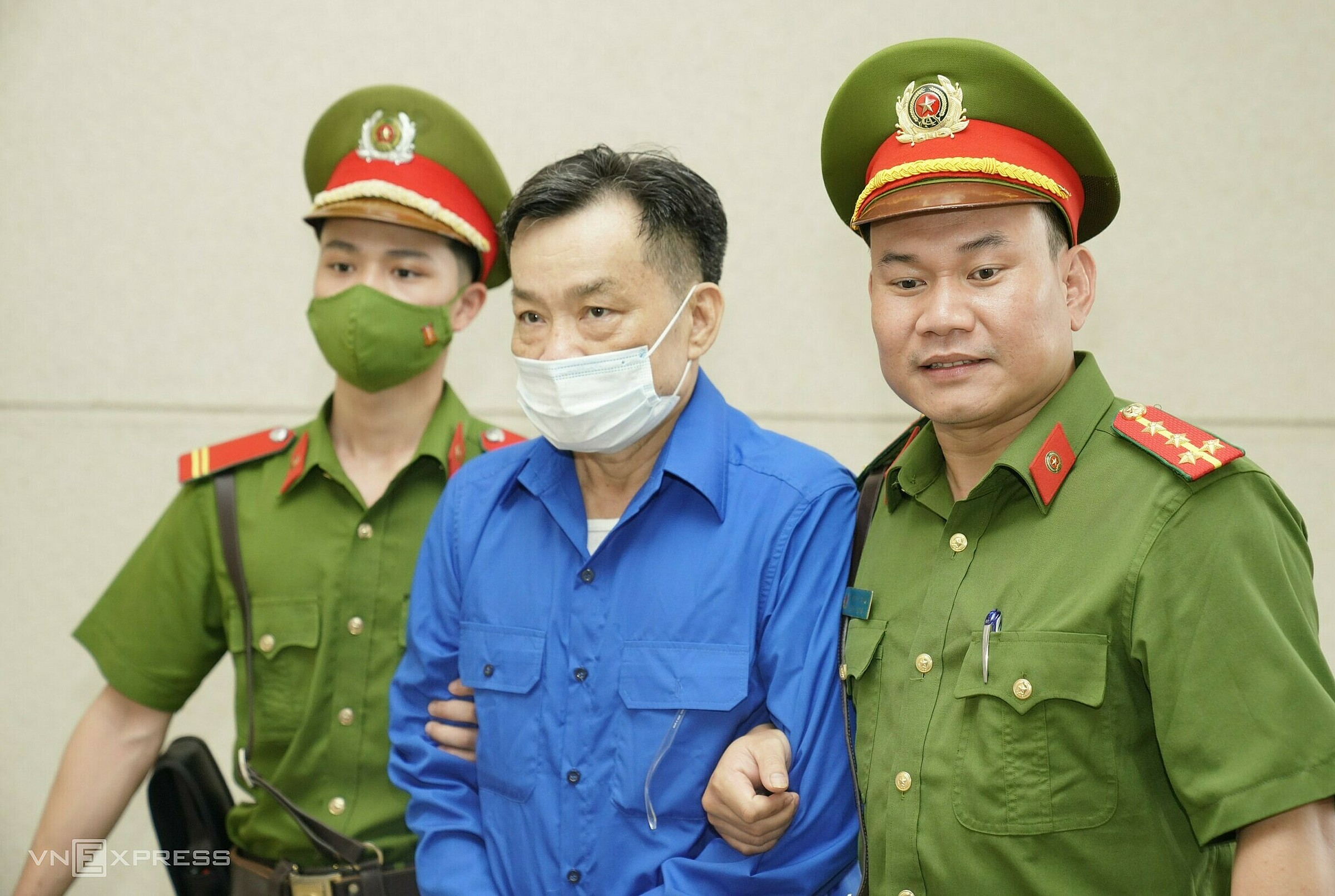 Cựu chủ tịch Bình Thuận Nguyễn Ngọc Hai ra tòa sáng 10/5. Ảnh: Danh Lam