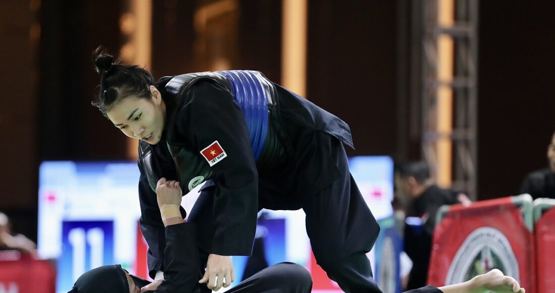 Hồng Ân thi đấu với võ sĩ Indonesia Safira Meilani tại SEA Games ngày 10/5. Ảnh: Lâm Thoả