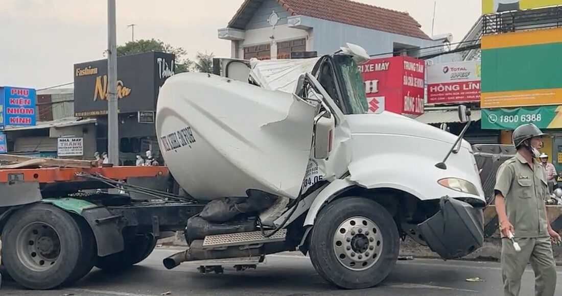 Cabin xe đầu kéo biến dạng khi bị cuộn thép lăn qua. Ảnh: Thanh Tiến