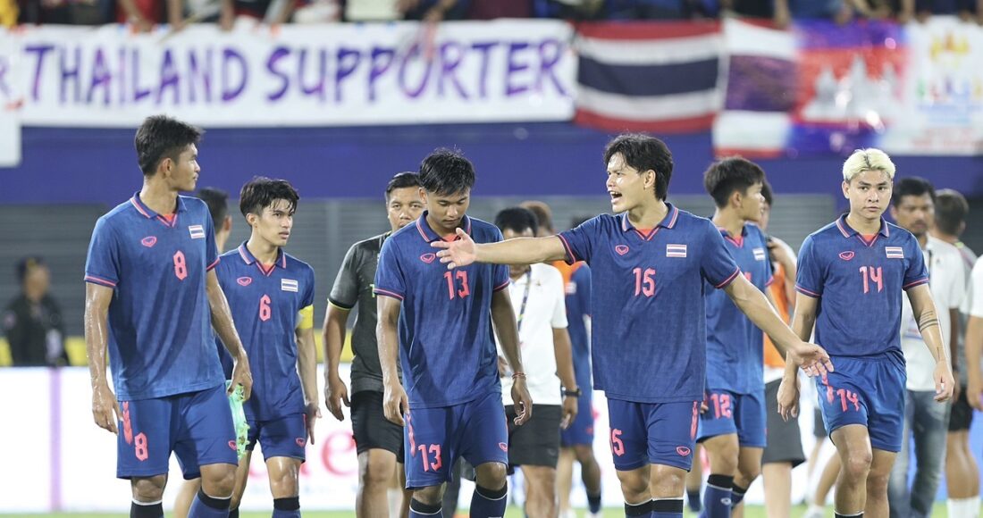 Cầu thủ Thái Lan trao đổi với nhau sau trận hòa Việt Nam ở lượt cuối bảng B SEA Games 32, tối 11/5. Ảnh: Lâm Thỏa