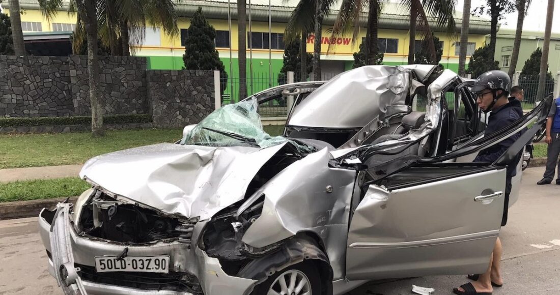 Xe du lịch bẹp rúm sau cú va chạm mạnh với xe tải. Ảnh: Thái Hà