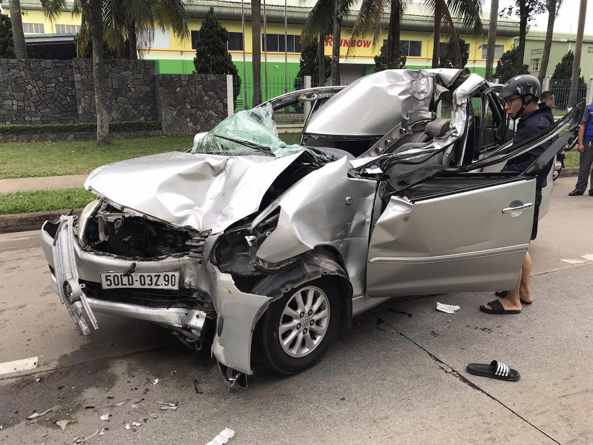 Xe du lịch bẹp rúm sau cú va chạm mạnh với xe tải. Ảnh: Thái Hà