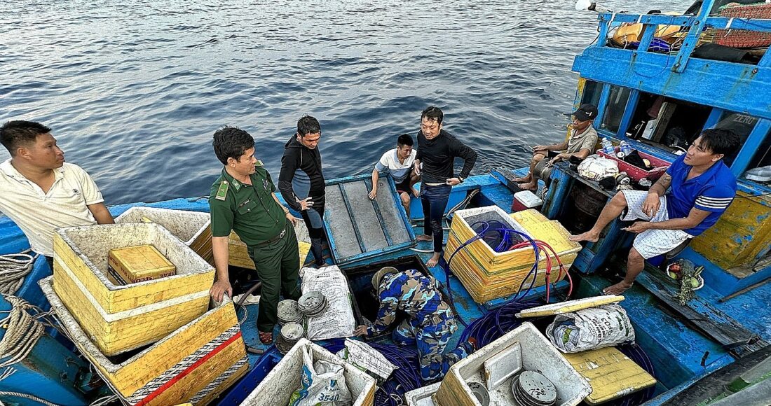 Ngành chức năng kiểm tra tàu cá của ông Triển. Ảnh: Thạch Thảo