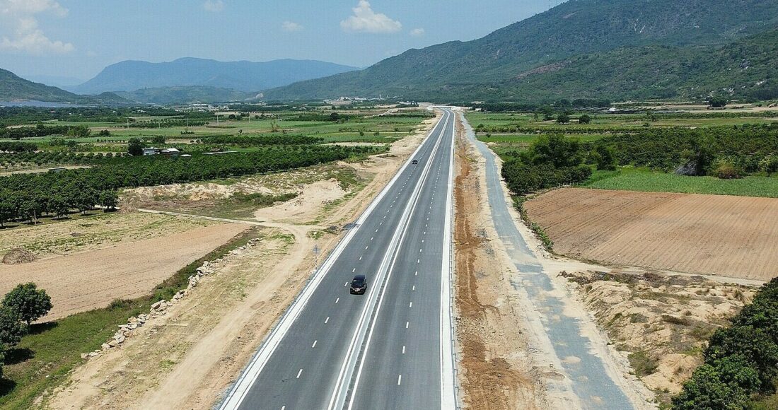 Những ô tô đầu tiên chạy vào cao tốc Nha Trang - Cam Lâm sáng nay. Ảnh: Bùi Toàn
