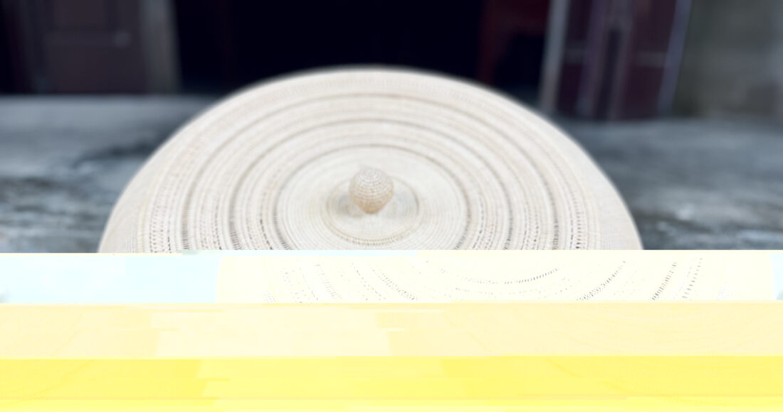 Chiếc lồng bàn màn tuyn được vợ chồng ông Khá sáng tạo từ những sợi mây dài và nhỏ như sợi chỉ bộ đội. Ảnh: Phan Dương