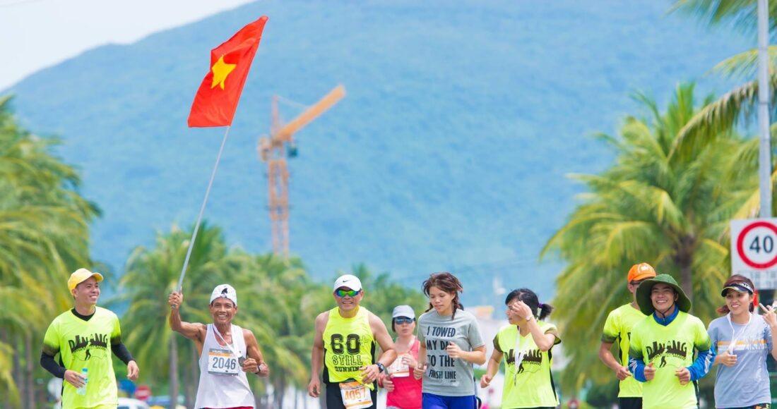 Ông Bảo Hòa (áo số 60), 70 tuổi, đang có lịch tập cố định mỗi tuần cùng các runner trẻ hơn để tham dự Cuộc thi marathon quốc tế Đà Nẵng, sẽ diễn ra tháng 8 tới. Ảnh: Nhân vật cung cấp