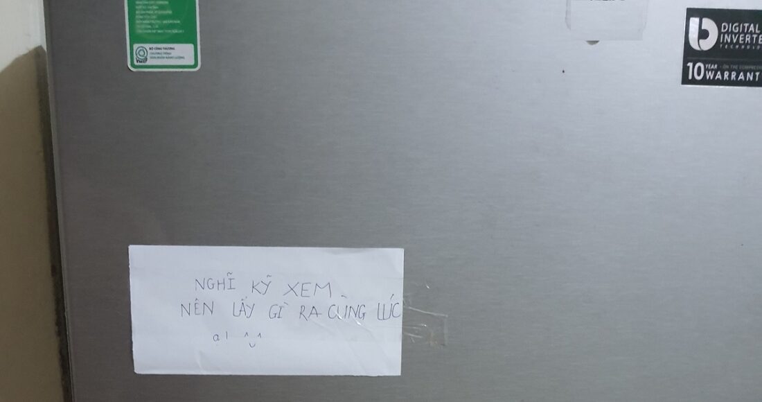 Tủ lạnh nhà chị Thanh dán giấy nhớ để nhắc nhở các thành viên sử dụng tủ lạnh tiết kiệm. Ảnh nhân vật cung cấp