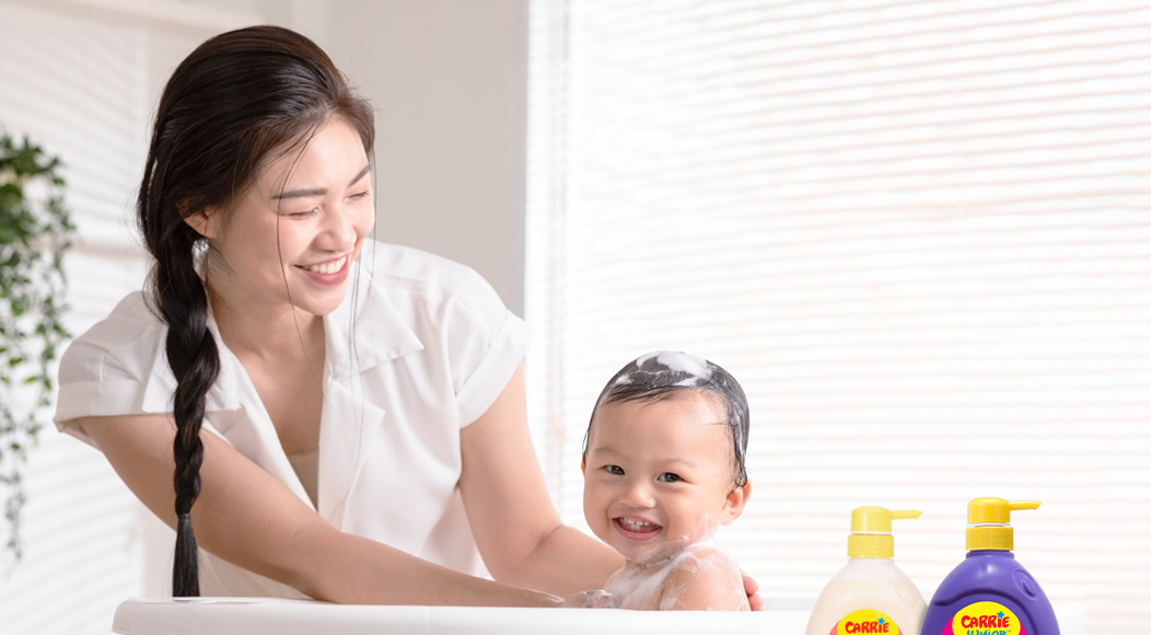 Giờ tắm là thời điểm vui chơi sáng tạo và mở khóa tâm tư con.