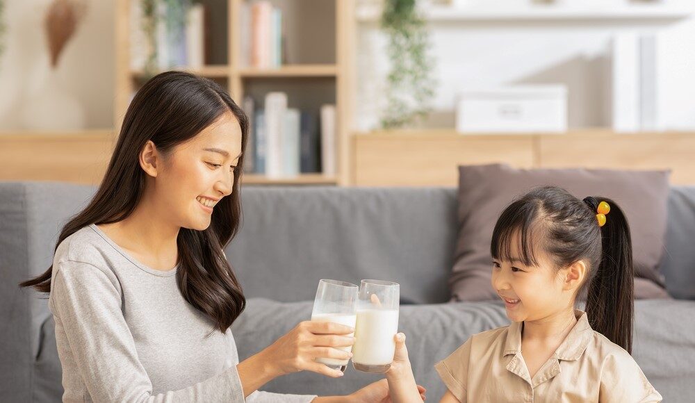 Sữa chứa nhiều canxi nên được nhiều mẹ lựa chọn cho con uống để phát triển chiều cao. Ảnh: XIN NGUỒN