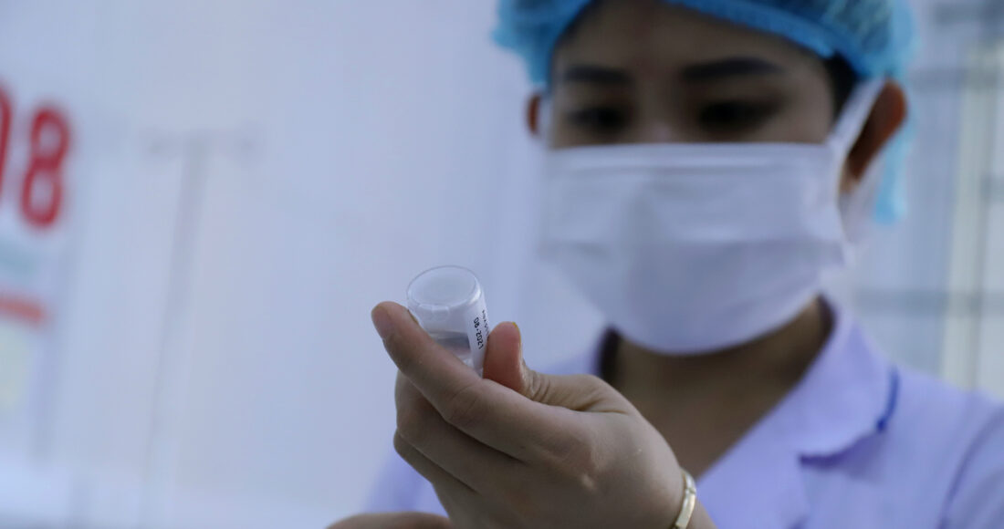 Nhân viên y tế tại Hà Tĩnh tiêm vaccine Covid-19 cho người dân, tháng 6/2021. Ảnh: Đức Hùng