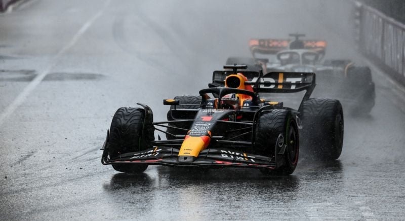 Gặp khó vì mưa lớn ở phần cuối cuộc đua, nhưng Verstappen (trái) vẫn dễ dàng về nhất Grand Prix Monaco ngày 28/5. Ảnh: AFP