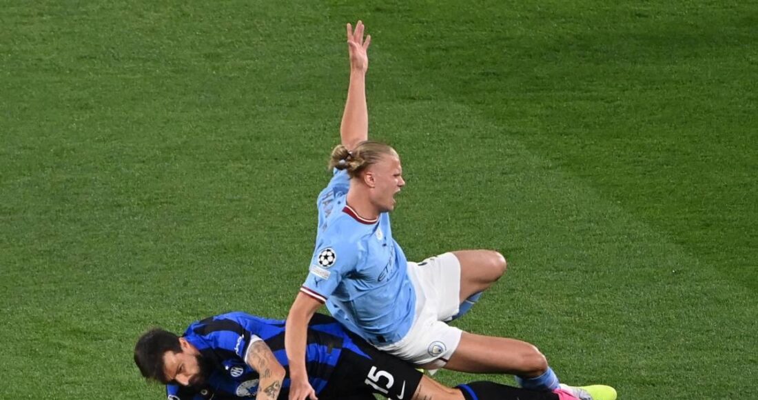 Acerbi (số 15) trong một pha truy cản thành công với Haaland ở chung kết Champions League trên sân Ataturk, Istanbul, Thổ Nhĩ Kỳ ngày 10/6. Ảnh: Il Giornale