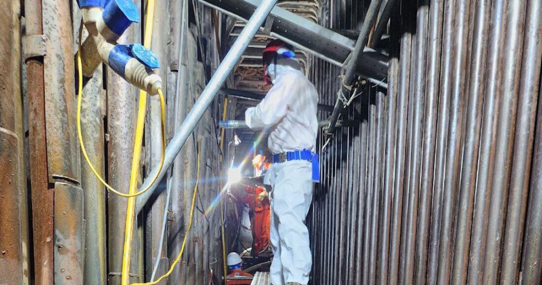 Công nhân sửa chữa bên trong tổ máy số 1, Nhiệt điện Nghi Sơn 1, tháng 6/2023. Ảnh: Nguyễn Hường