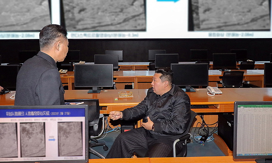 Lãnh đạo Triều Tiên Kim Jong-un ngồi trò chuyện với cán bộ trung tâm vũ trụ ở Bình Nhưỡng trong ảnh do KCNA công bố hồi tháng 3 năm ngoái. Ảnh: KCNA