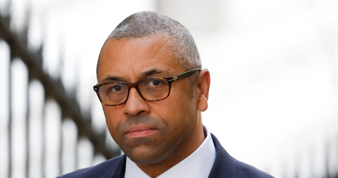 Ngoại trưởng Anh James Cleverly trên Phố Downing, London, hồi tháng 10/2022. Ảnh: Reuters