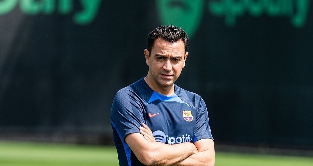 Xavi quan sát một buổi tập của Barca trên sân Joan Gamper. Ảnh: fcbarcelona.com