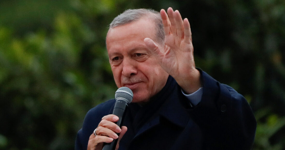 Tổng thống Thổ Nhĩ Kỳ Tayyip Erdogan phát biểu trước người ủng hộ ở Istanbul hôm 28/5. Ảnh: Reuters
