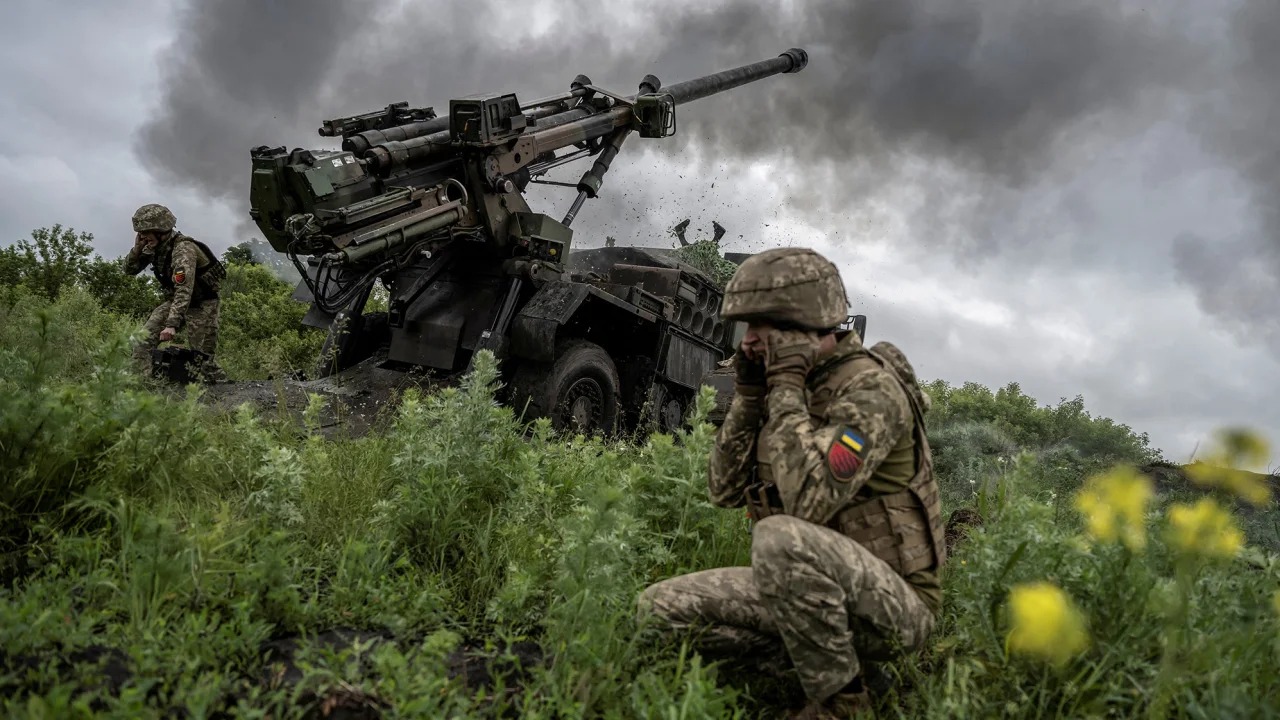 Lính Ukraine khai hỏa pháo tự hành Caesar ở Avdiivka, Donetsk ngày 31/5. Ảnh: Reuters