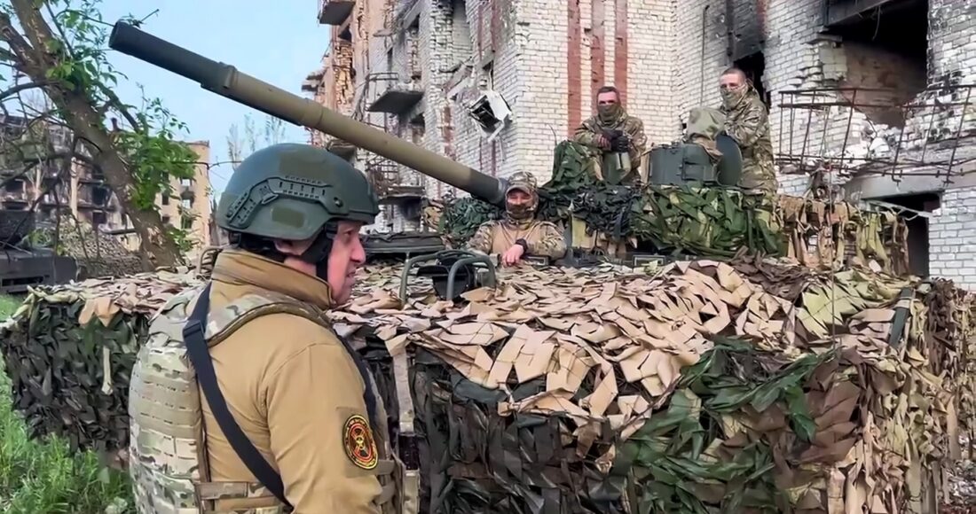 Trùm Wagner Yevgeny Prigozhin trao đổi với binh sĩ ở Bakhmut trong bức ảnh được công bố ngày 25/5. Ảnh: AFP