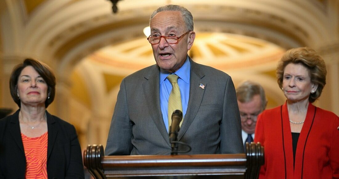 Lãnh đạo phe Dân chủ tại Thượng viện Chuck Schumer trong cuộc họp báo ở Đồi Capitol ngày 31/5. Ảnh: AFP