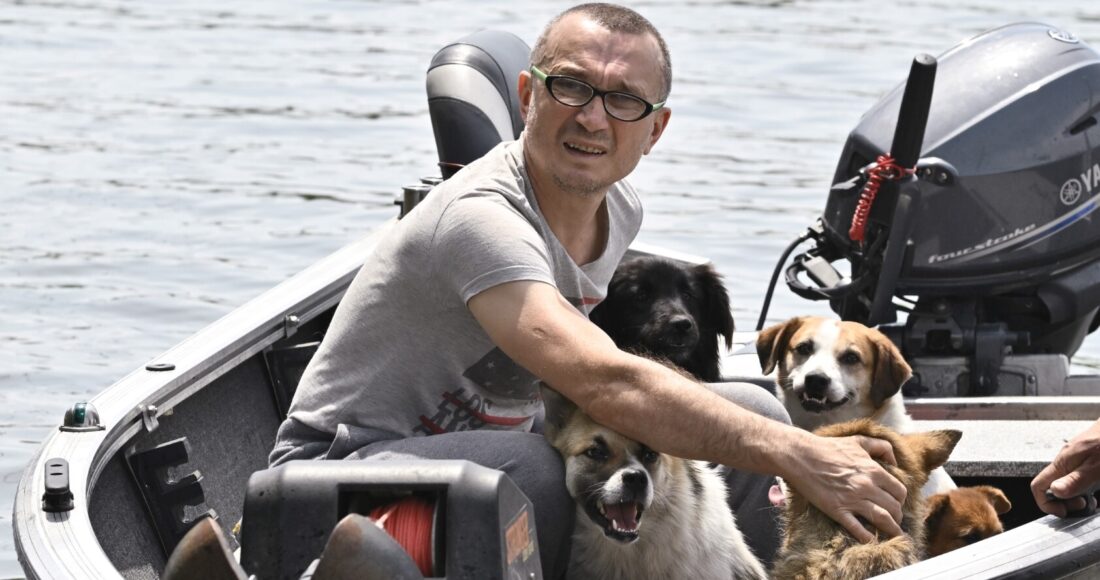 Chiếc thuyền trên đường phố ngập lụt ở Kherson hôm 8/6. Ảnh: AFP