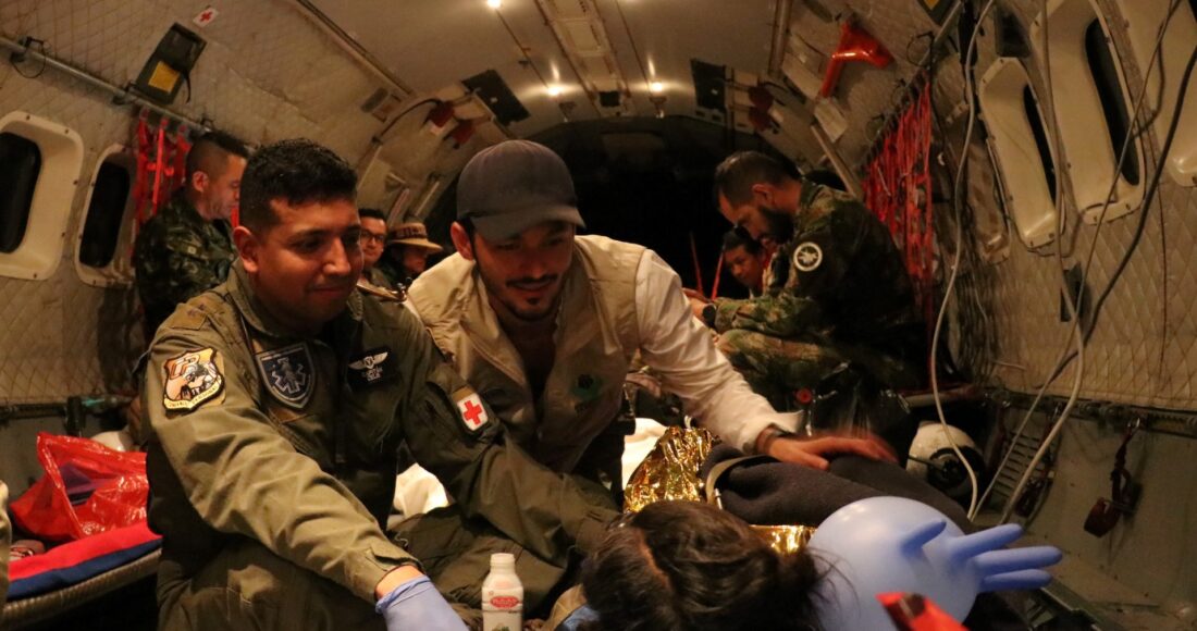 Lực lượng cứu hộ chăm sóc cho một trong 4 đứa trẻ sau khi tìm thấy các em trong rừng Amazon hôm 9/6. Ảnh: AFP