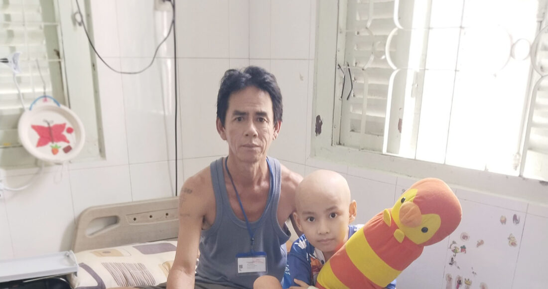 Bố con anh Hùng tại bệnh viện Nhi đồng II TP HCM, hôm 24/5. Ảnh nhân vật cung cấp